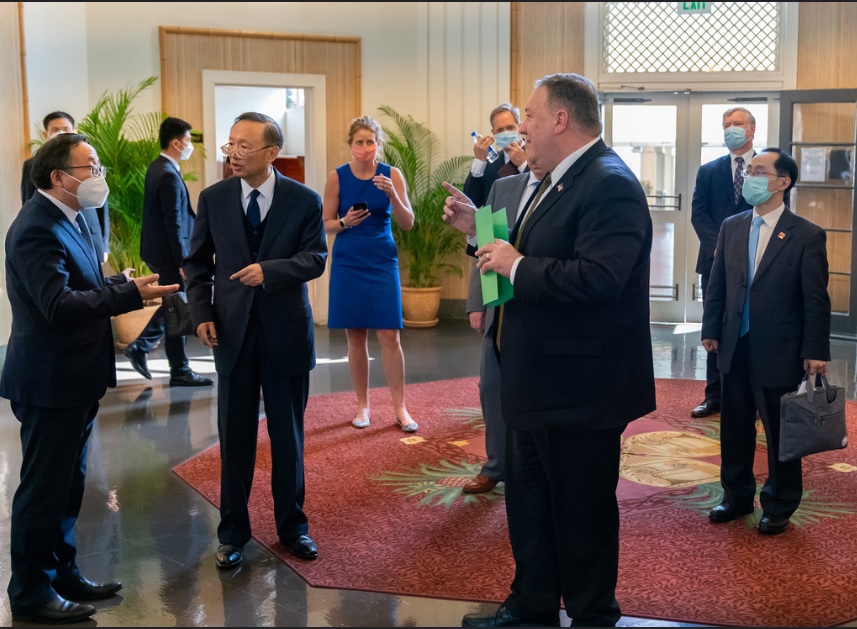 美國國務卿蓬佩奧(前排右起)日前才與中國中央政委楊潔篪在夏威痍密會6小時,卻沒有具體結果。 圖:翻攝自美國國務院flickr 美國國務卿蓬佩奧(前排右起)日前才與中國中央政委楊潔篪在夏威痍密會6小時,卻沒有具體結果。 圖:翻攝自美國國務院flickr