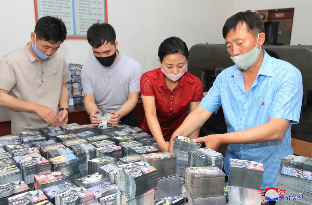 北韓人民正積極準備向南韓發送大量傳單的工作。 圖:達志影像/美聯社 北韓人民正積極準備向南韓發送大量傳單的工作。 圖:達志影像/美聯社