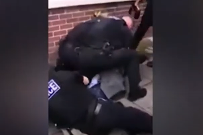 今年5月一名英國非裔男子法蘭西斯遭警方逮捕時被壓制在地,他大喊著「我不能呼吸」,結果當天傍晚法蘭西斯不幸過世。 圖:翻攝自youtube 今年5月一名英國非裔男子法蘭西斯遭警方逮捕時被壓制在地,他大喊著「我不能呼吸」,結果當天傍晚法蘭西斯不幸過世。 圖:翻攝自youtube
