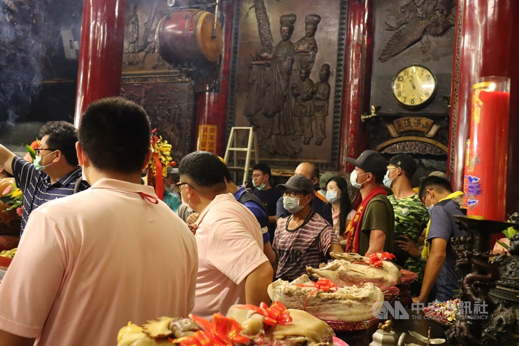 大甲媽祖20日回鑾安座,廟內湧入大批信眾,信徒戴上口罩迎接媽祖。 圖/中央社 大甲媽祖20日回鑾安座,廟內湧入大批信眾,信徒戴上口罩迎接媽祖。 圖/中央社