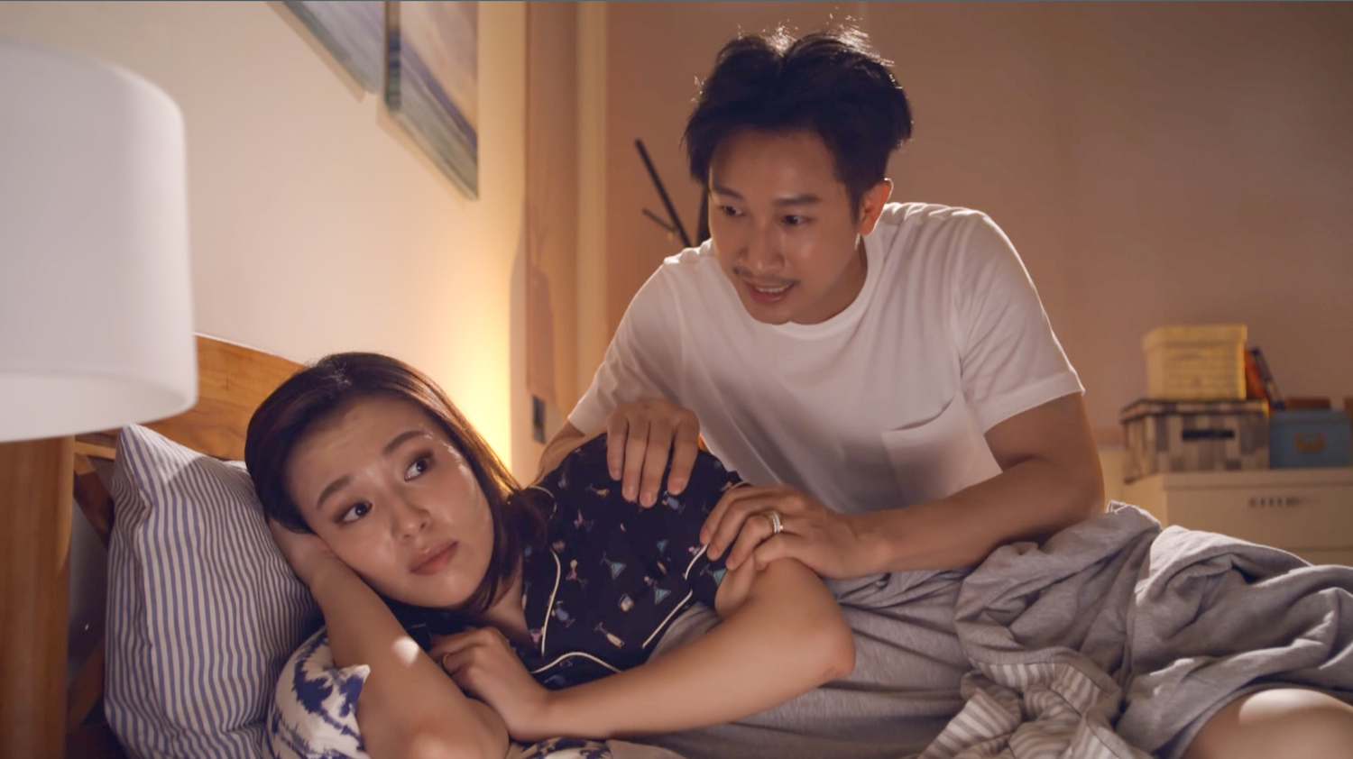 飾演鍾欣凌長子的Darren(右)先前笑說加州旅遊行程應改為蘆洲。 圖 : 公視提供 飾演鍾欣凌長子的Darren(右)先前笑說加州旅遊行程應改為蘆洲。 圖 : 公視提供