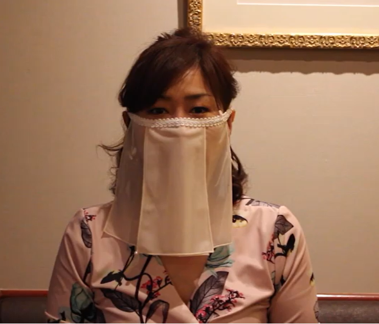 日本酒吧推出一款「陪客專用面紗」口罩。 圖:擷取自Youtubeu 日本酒吧推出一款「陪客專用面紗」口罩。 圖:擷取自Youtubeu
