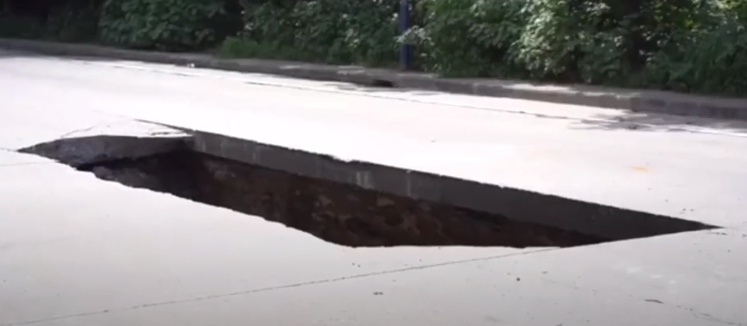中國廣州白雲區大朗南路今 (22) 天發生一起道路坍塌意外,該路段突然出現一個長14公尺,寬4.5公尺的大洞。 圖:翻攝自微信 中國廣州白雲區大朗南路今 (22) 天發生一起道路坍塌意外,該路段突然出現一個長14公尺,寬4.5公尺的大洞。 圖:翻攝自微信