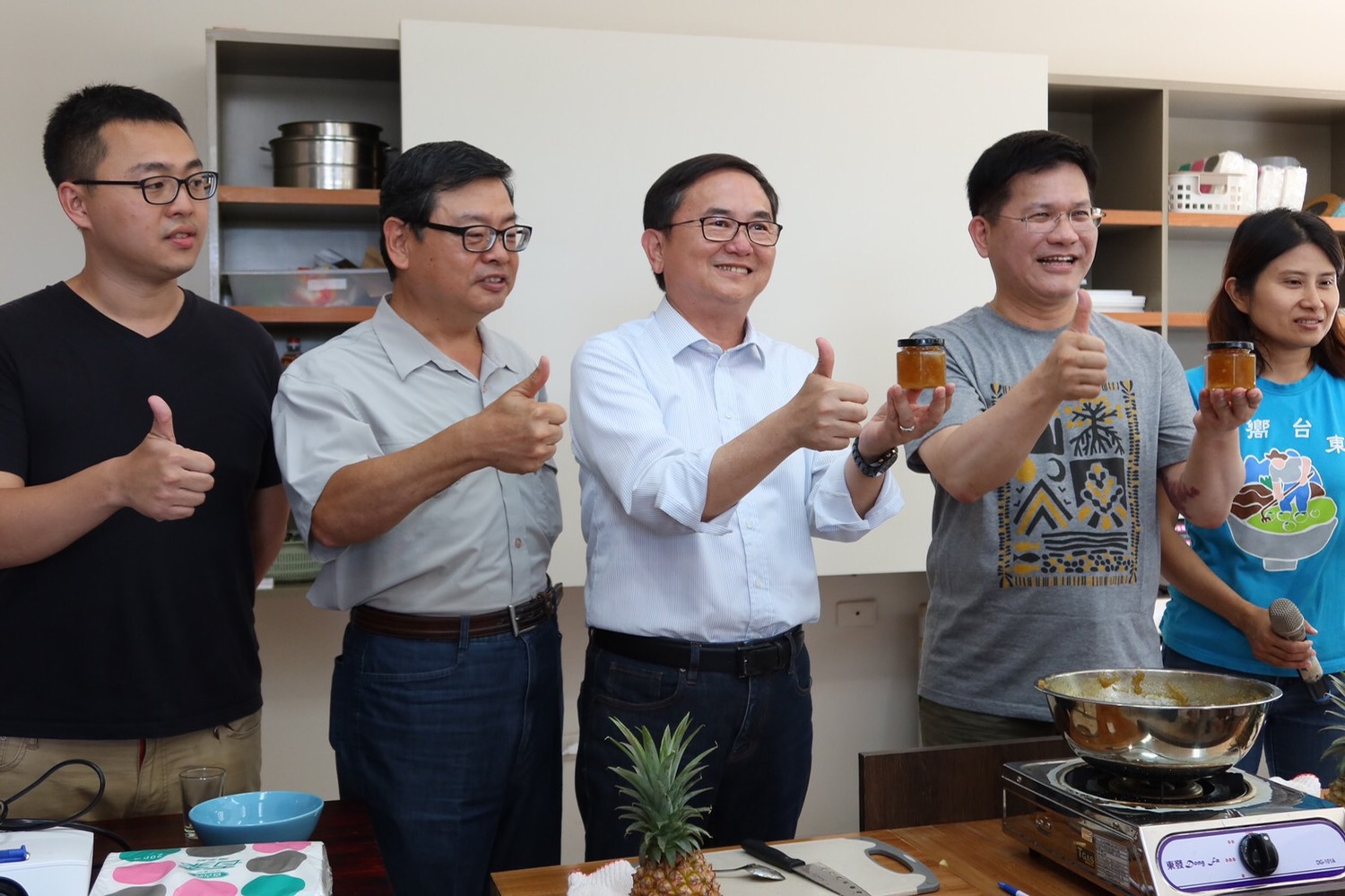 林佳龍(右2)鼓勵國人可以利用假期到台灣東部走走。 圖:交通部觀光局/提供 林佳龍(右2)鼓勵國人可以利用假期到台灣東部走走。 圖:交通部觀光局/提供