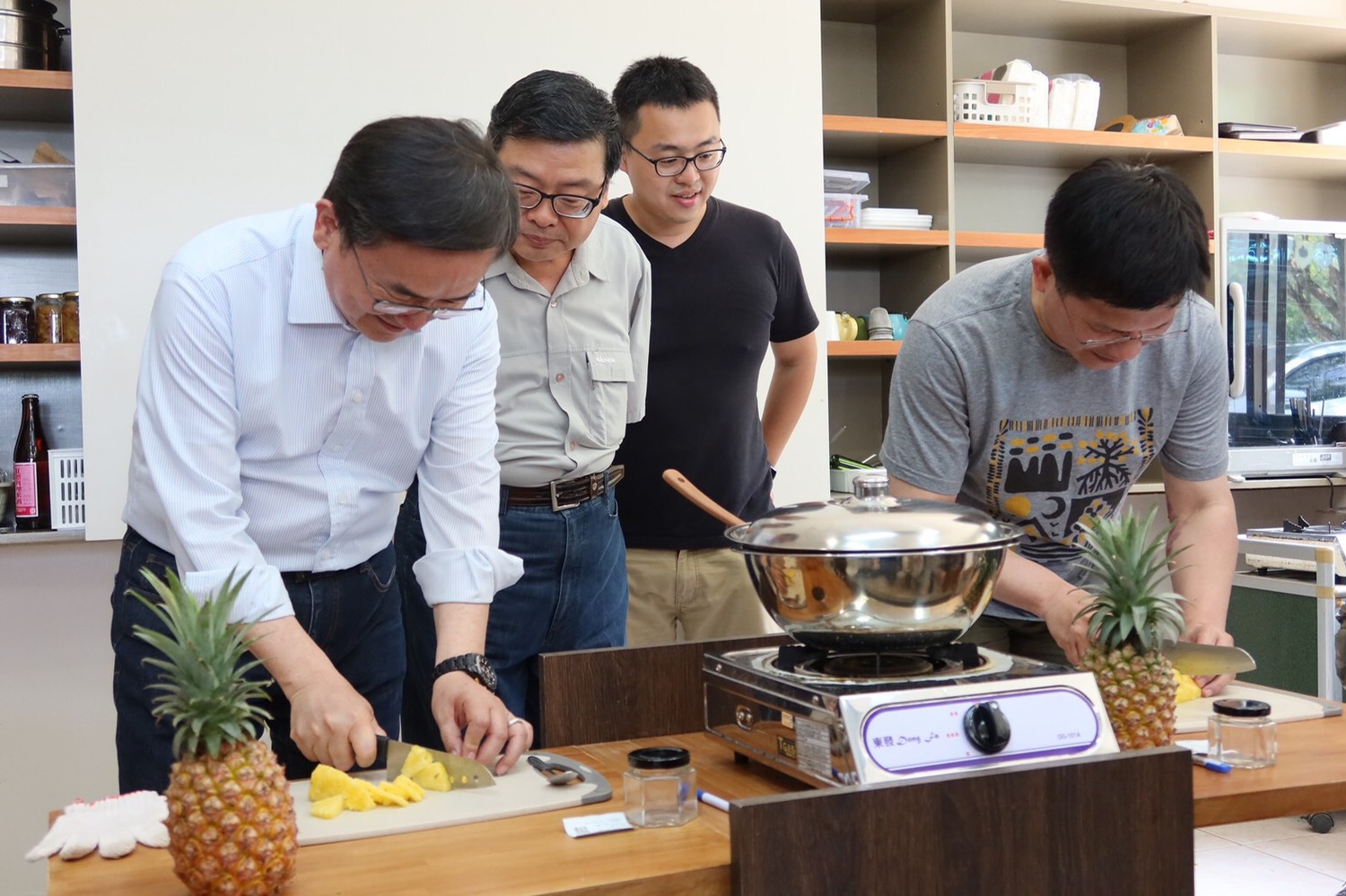 林佳龍(右1)親自手作果醬推廣國旅觀光。 圖:交通部觀光局/提供 林佳龍(右1)親自手作果醬推廣國旅觀光。 圖:交通部觀光局/提供