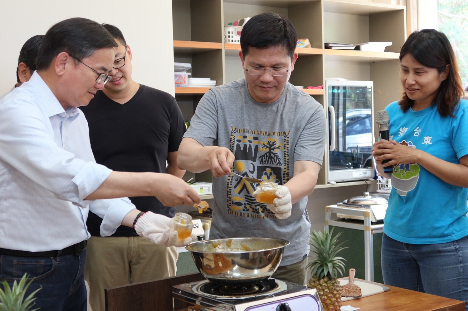 林佳龍(右2)親自手作果醬推廣國旅觀光。 圖:交通部觀光局/提供 林佳龍(右2)親自手作果醬推廣國旅觀光。 圖:交通部觀光局/提供