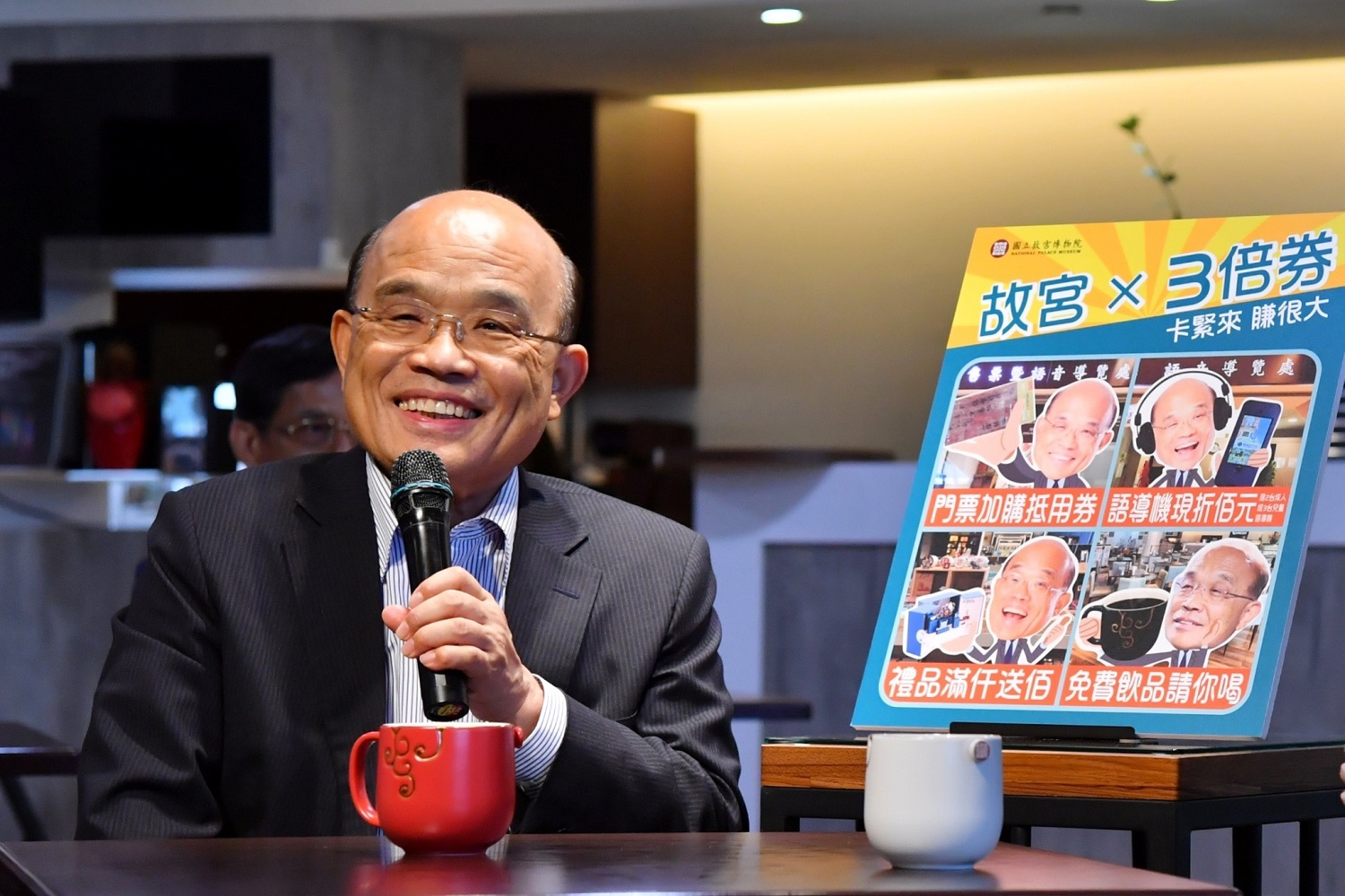 行政院長蘇貞昌鼓勵國人用三倍券參觀故宮。 圖:行政院提供 行政院長蘇貞昌鼓勵國人用三倍券參觀故宮。 圖:行政院提供