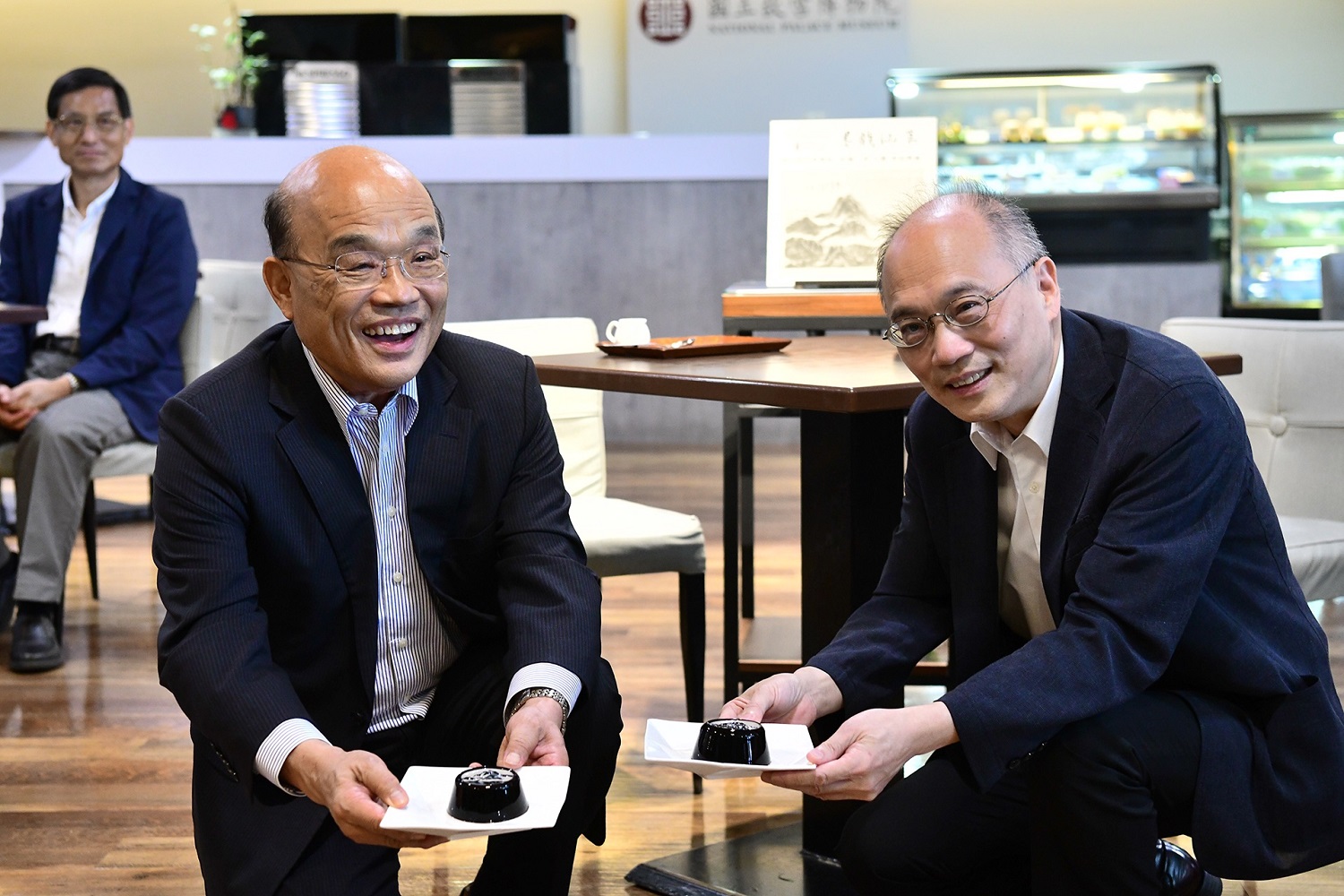 行政院長蘇貞昌和故宮院長吳密察(右)。 圖:行政院提供 行政院長蘇貞昌和故宮院長吳密察(右)。 圖:行政院提供