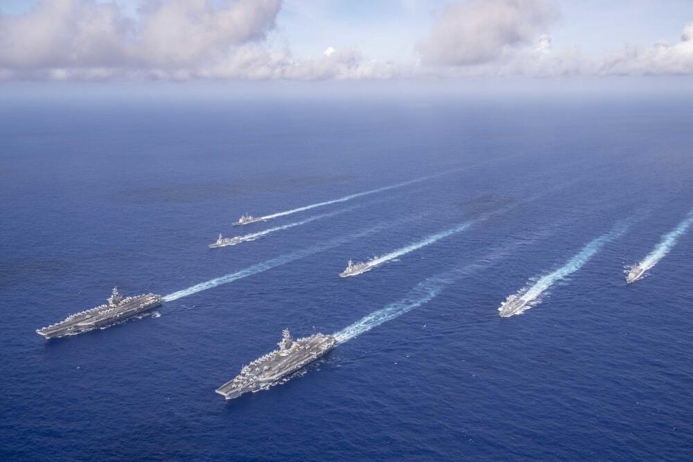 美國海軍希歐多爾·羅斯福號和尼米茲號兩個航母戰鬥群6月21日當天在西太平洋地區展開了聯合演習。中媒環球時報今 (23) 日對此表示，美方刻意來中國周邊「顯擺一下」的可能性很高。 圖 : 翻攝自環球時報