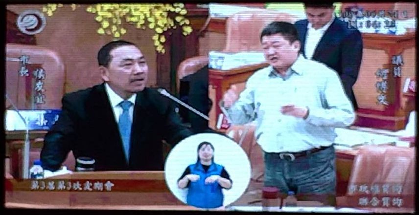 何博文質詢侯友宜。 圖:王峻昌/攝 何博文質詢侯友宜。 圖:王峻昌/攝
