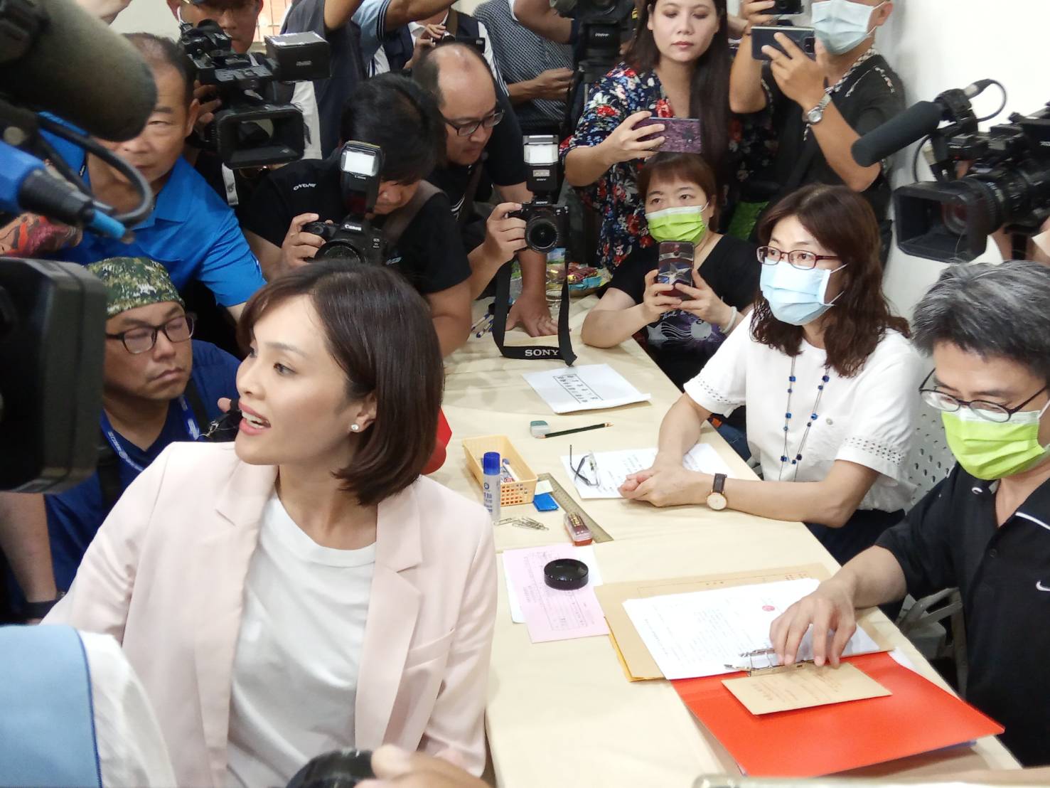 李眉蓁辦理登記時身分證不在身上,轉頭向助理求助。 圖:孫家銘/攝 李眉蓁辦理登記時身分證不在身上,轉頭向助理求助。 圖:孫家銘/攝