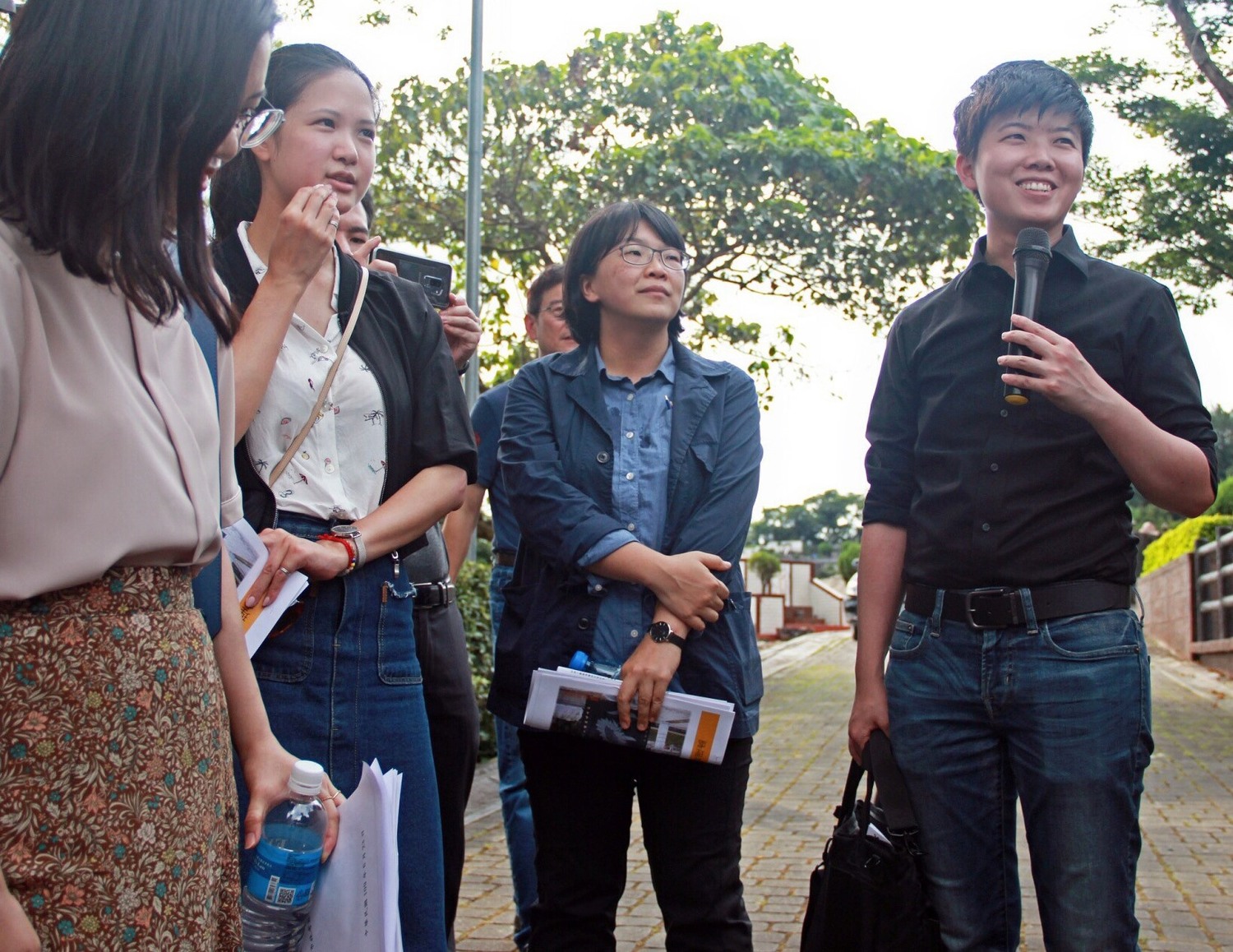 促進轉型正義委員會副主委葉虹靈昨天與李慶元等5位台北市議員前往六張犁墓園考察。 圖:促轉會提供 促進轉型正義委員會副主委葉虹靈昨天與李慶元等5位台北市議員前往六張犁墓園考察。 圖:促轉會提供