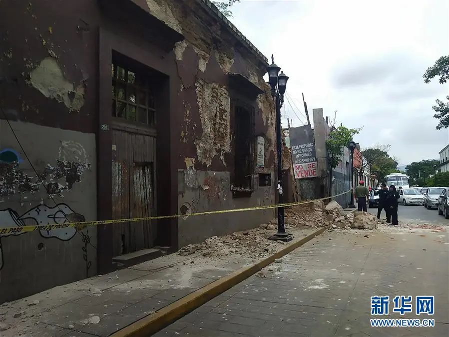 墨西哥昨(23)發生7.5級大地震,部份地區設施受損。 圖:翻攝自新華網 墨西哥昨(23)發生7.5級大地震,部份地區設施受損。 圖:翻攝自新華網