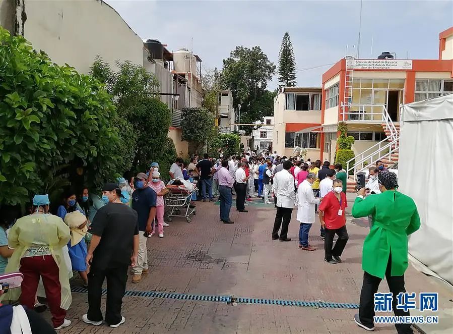 墨西哥昨(23)發生7.5級大地震,部份地區設施受損。醫院患者也急忙逃生。 圖:翻攝自新華網 墨西哥昨(23)發生7.5級大地震,部份地區設施受損。醫院患者也急忙逃生。 圖:翻攝自新華網