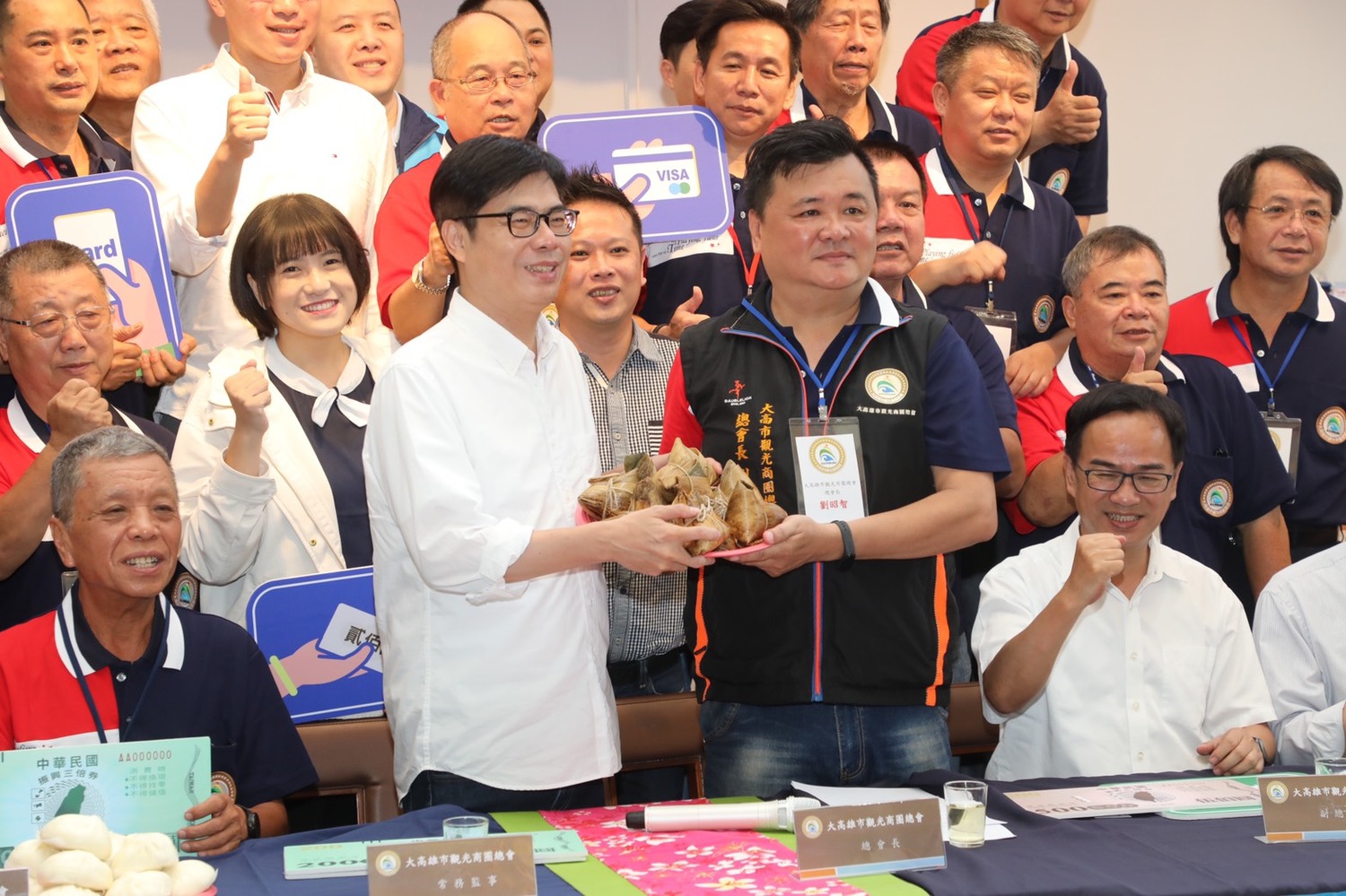 陳其邁(前左)接受高雄市觀光商圈總會致送粽子。 圖:陳其邁競選團隊/提供 陳其邁(前左)接受高雄市觀光商圈總會致送粽子。 圖:陳其邁競選團隊/提供