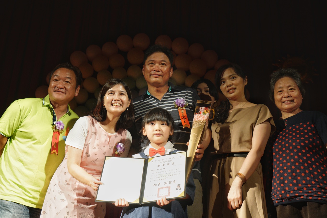 劉碧雲校長將封存在衣櫃20年的一件粉紅色裙子翻出來穿上,讓畢業生林庭妍感受到這是一場浪漫的、特別的畢業典禮。 圖:張良一/攝 劉碧雲校長將封存在衣櫃20年的一件粉紅色裙子翻出來穿上,讓畢業生林庭妍感受到這是一場浪漫的、特別的畢業典禮。 圖:張良一/攝