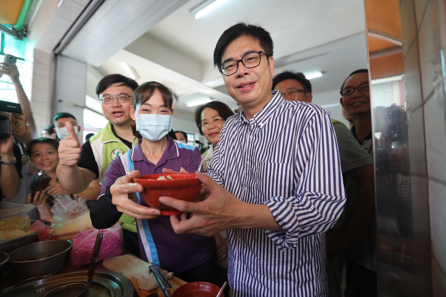 陳其邁從老闆娘手中接下最愛的肉圓。 圖:陳其邁競選團隊/提供 陳其邁從老闆娘手中接下最愛的肉圓。 圖:陳其邁競選團隊/提供