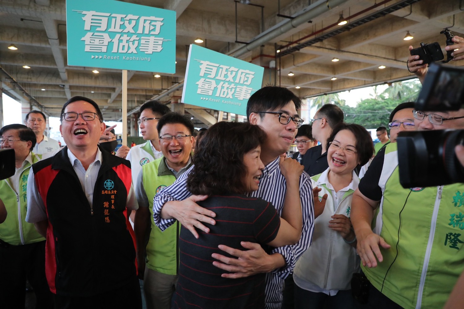 陳其邁冷不防被地方媽媽來個「愛的抱抱」。 圖:陳其邁競選團隊/提供 陳其邁冷不防被地方媽媽來個「愛的抱抱」。 圖:陳其邁競選團隊/提供