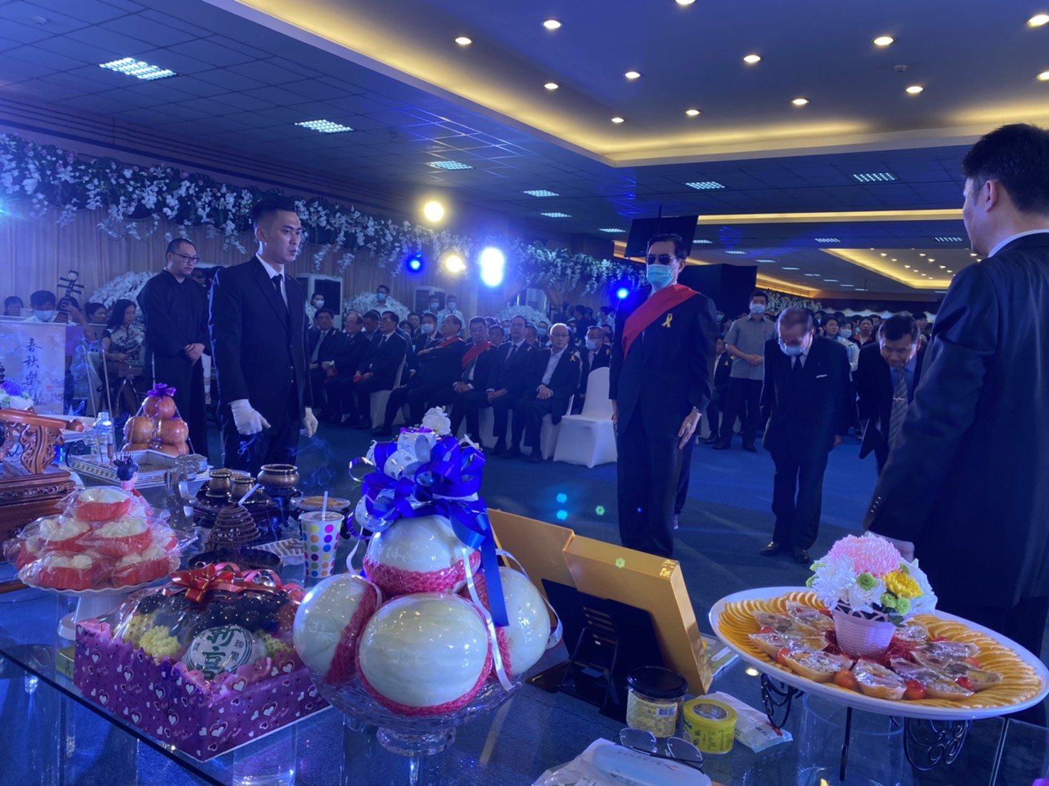 前總統馬英九在許崑源靈前上香。 圖:高雄市議會/提供 前總統馬英九在許崑源靈前上香。 圖:高雄市議會/提供