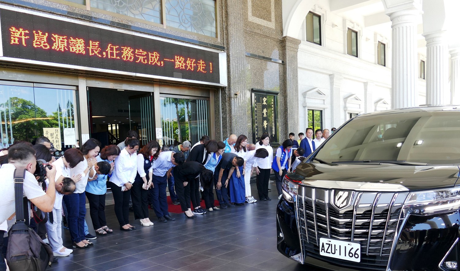許崑源靈車最後繞行市議會,市議員含淚鞠躬送別。 圖:高雄市議會/提供 許崑源靈車最後繞行市議會,市議員含淚鞠躬送別。 圖:高雄市議會/提供