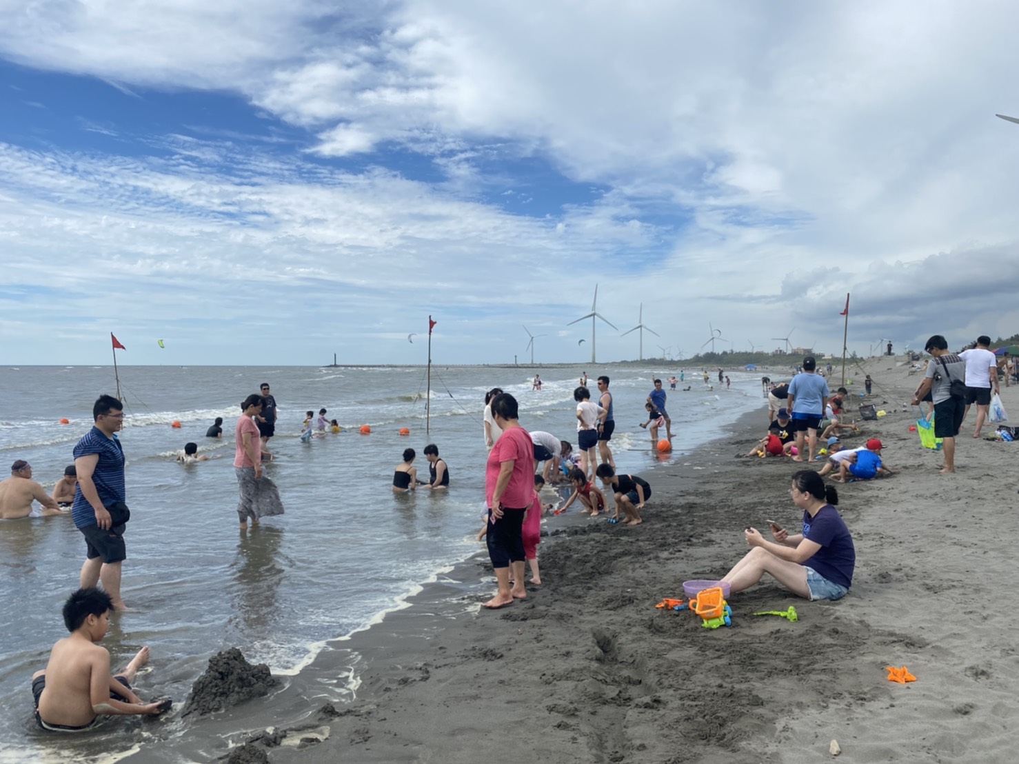 大安港早期名為「螺絲港」是台灣中部西海岸重要登陸口岸,海灘平坦寬闊,沙質柔細、海水湛藍。 圖:台中市政府/提供 大安港早期名為「螺絲港」是台灣中部西海岸重要登陸口岸,海灘平坦寬闊,沙質柔細、海水湛藍。 圖:台中市政府/提供