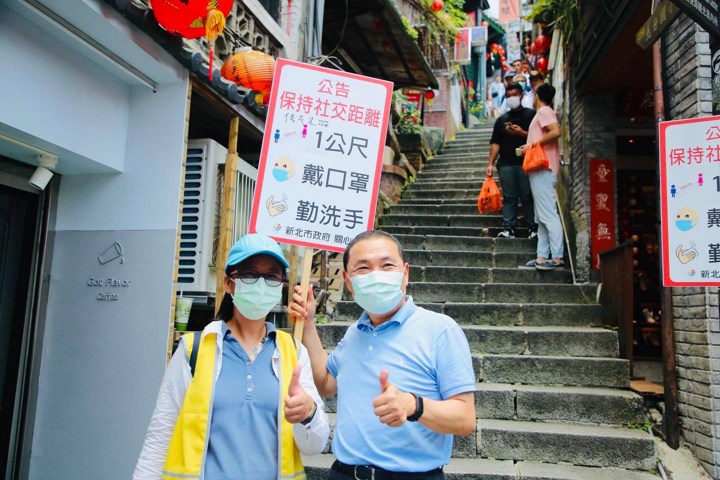 侯友宜一邊視察,一邊也提醒大家,把防疫做到位。 圖:翻攝自侯友宜臉書 侯友宜一邊視察,一邊也提醒大家,把防疫做到位。 圖:翻攝自侯友宜臉書
