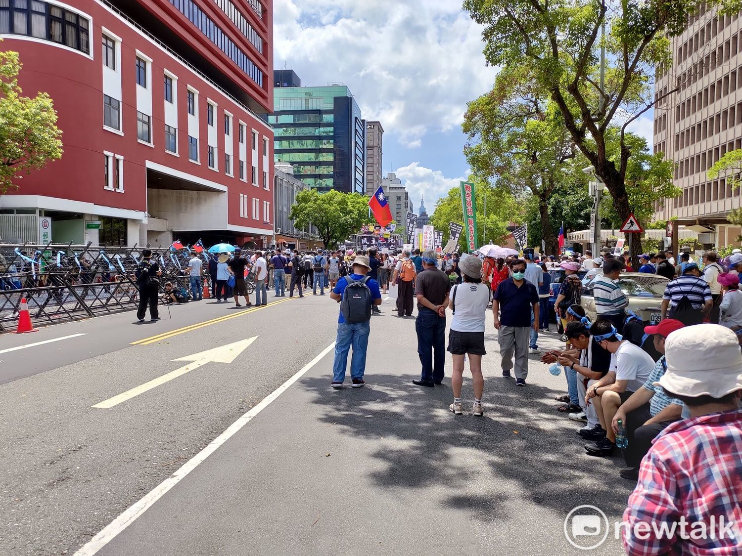 國民黨號召民眾到立法院現場一起聲援國民黨立委。 圖:黃建豪/攝 國民黨號召民眾到立法院現場一起聲援國民黨立委。 圖:黃建豪/攝