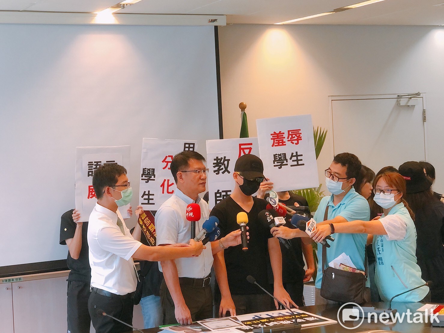 六名國中生由議員陪同出席記者會,指控長期遭導師霸凌。 唐復年/攝 六名國中生由議員陪同出席記者會,指控長期遭導師霸凌。 唐復年/攝