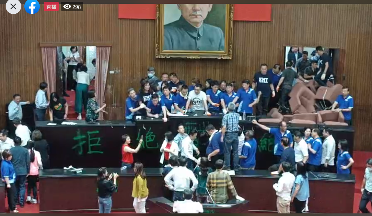 民進黨立委突破被封鎖的議場大門,陸續攻進議場。 圖:翻攝自國民黨立院黨團直播 民進黨立委突破被封鎖的議場大門,陸續攻進議場。 圖:翻攝自國民黨立院黨團直播