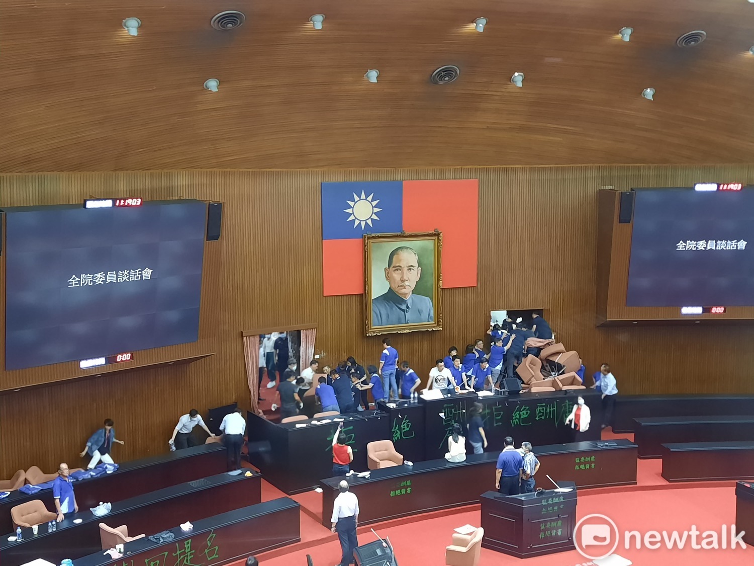 綠委攻破大門。 圖:陳佩君/攝 綠委攻破大門。 圖:陳佩君/攝