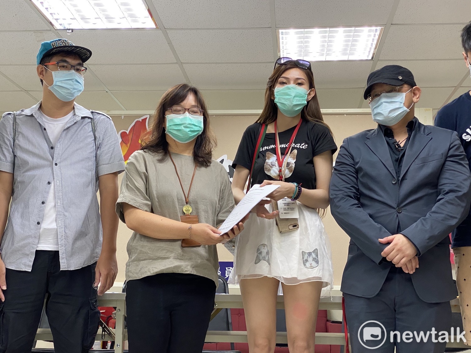 錢櫃受害者遞送團體訴訟意願書給北市法務局。 圖:周煊惠/攝 錢櫃受害者遞送團體訴訟意願書給北市法務局。 圖:周煊惠/攝