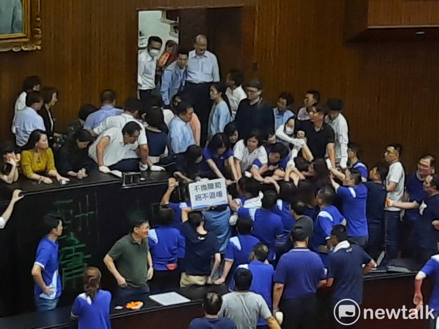 綠委29日上午11時攻入立法院,與藍營發生衝突。 圖:陳佩君/攝 綠委29日上午11時攻入立法院,與藍營發生衝突。 圖:陳佩君/攝