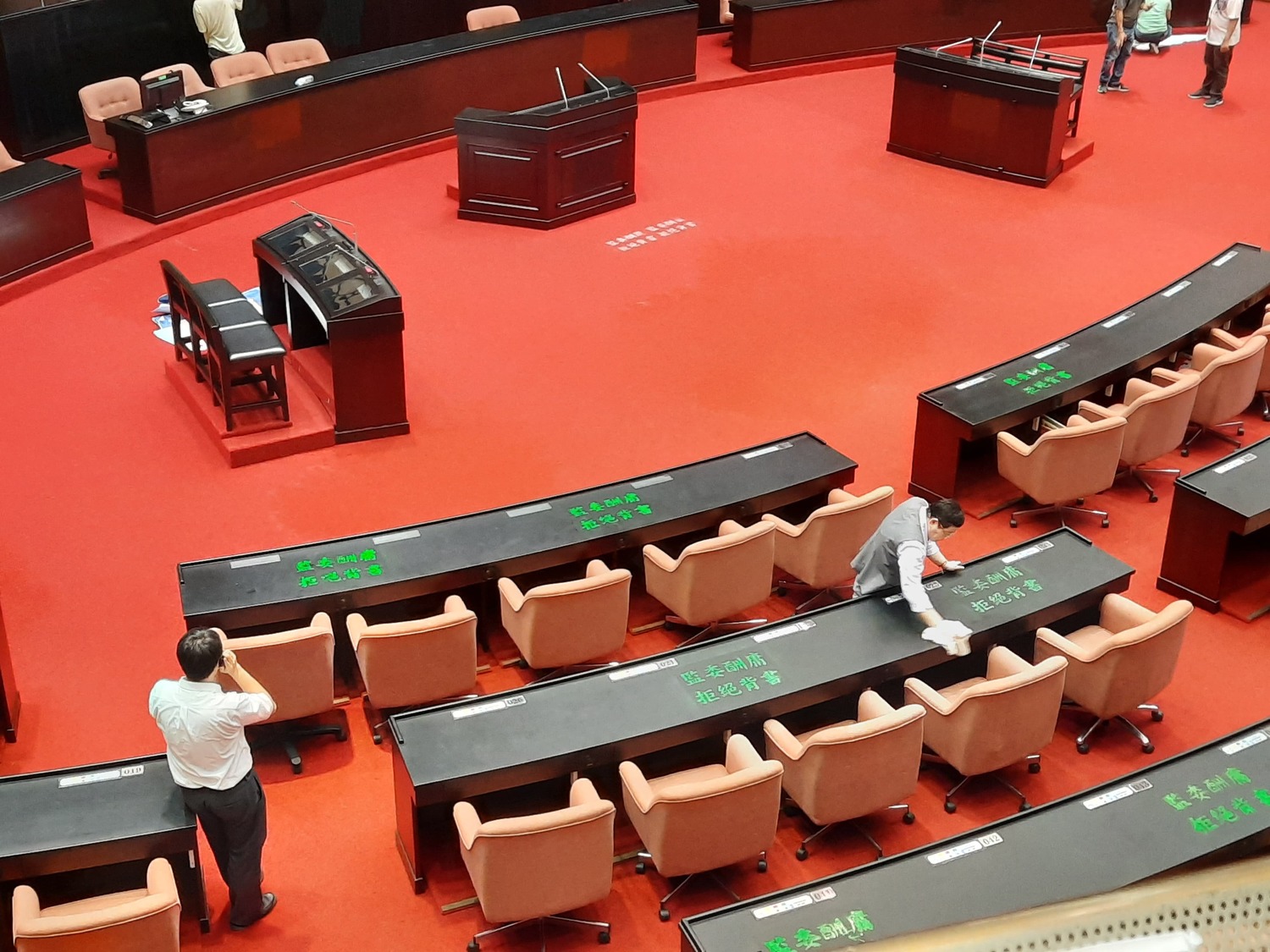 議事人員清掃座位。 圖:陳佩君/攝 議事人員清掃座位。 圖:陳佩君/攝