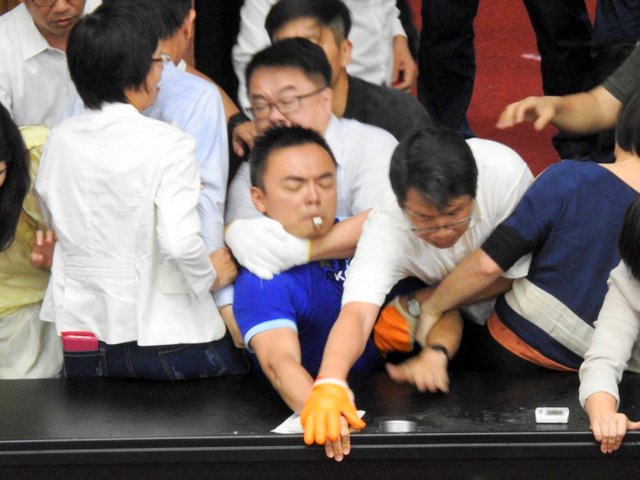 洪孟楷臉書po出多張照片,照片可見洪孟楷被吳秉叡「鎖喉」 圖:翻攝自洪孟楷臉書 洪孟楷臉書po出多張照片,照片可見洪孟楷被吳秉叡「鎖喉」 圖:翻攝自洪孟楷臉書