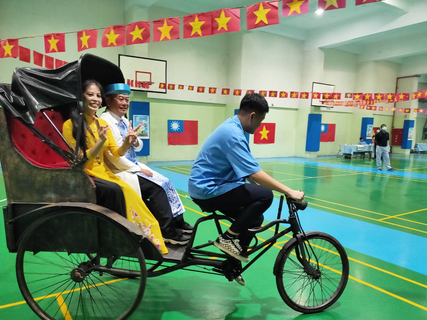 竹林高中越南校園週活動,有越南傳統服飾奧黛與斗笠體驗,還準備越南當地最常見必搭交通工具人力車。 圖:竹林高中提供 竹林高中越南校園週活動,有越南傳統服飾奧黛與斗笠體驗,還準備越南當地最常見必搭交通工具人力車。 圖:竹林高中提供
