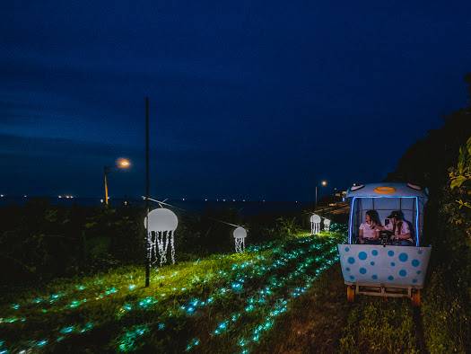 深澳鐵道自行車將於7至9月加開夜間營運班次,以浪漫的山海景緻與永續環保主題打造沿線夜間燈光藝術。 圖:新北市觀旅局提供 深澳鐵道自行車將於7至9月加開夜間營運班次,以浪漫的山海景緻與永續環保主題打造沿線夜間燈光藝術。 圖:新北市觀旅局提供