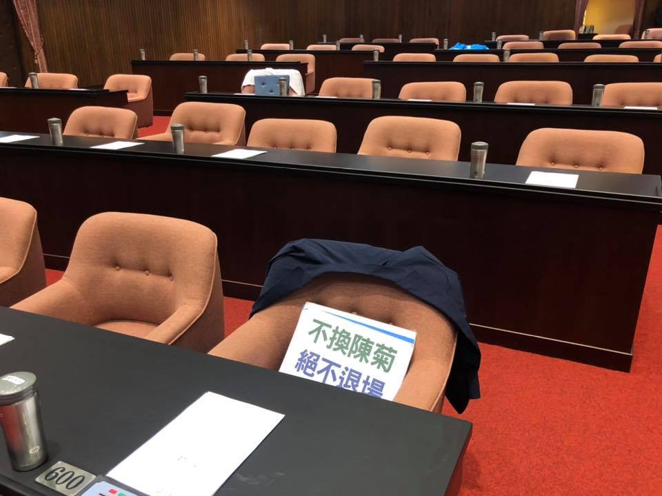 王定宇9時2分又從國民黨團前方拍了另一張照,座位上只剩一塊「不換陳菊 絕不退場」的牌子。 圖:翻攝自王定宇臉書 王定宇9時2分又從國民黨團前方拍了另一張照,座位上只剩一塊「不換陳菊 絕不退場」的牌子。 圖:翻攝自王定宇臉書