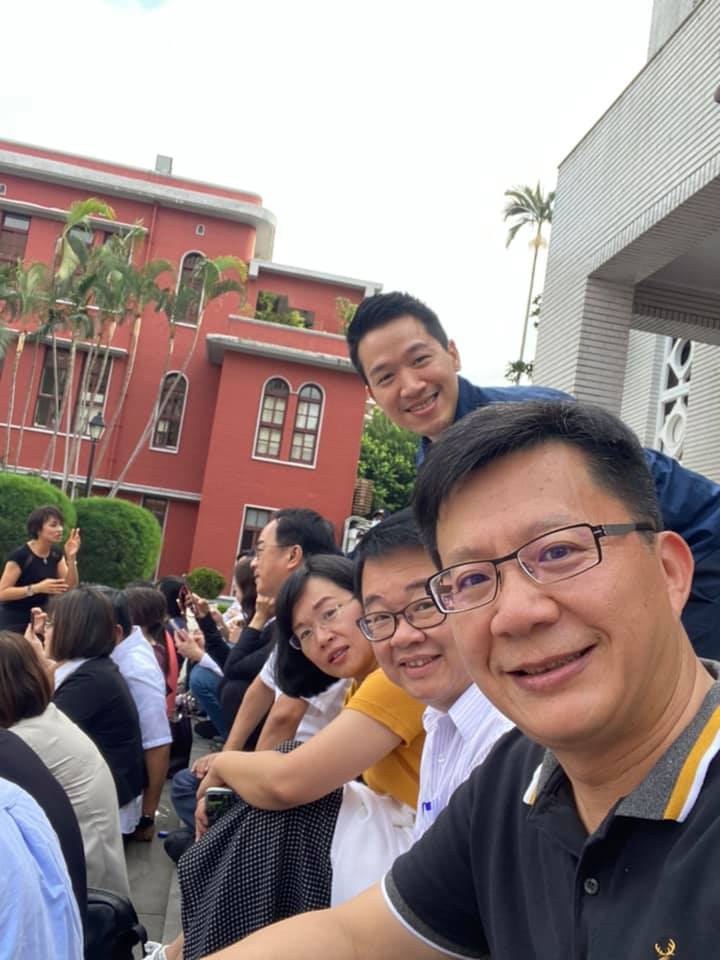 張廖萬堅與綠委自拍。 圖:翻攝張廖萬堅臉書 張廖萬堅與綠委自拍。 圖:翻攝張廖萬堅臉書