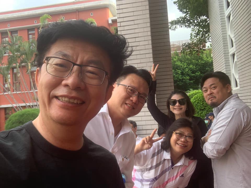 郭國文開心與綠委合影。 圖:翻攝郭國文臉書 郭國文開心與綠委合影。 圖:翻攝郭國文臉書