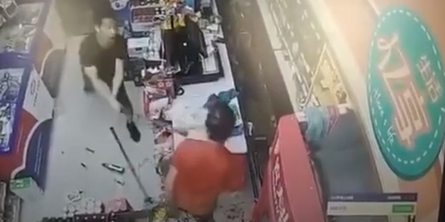 便利商店內發生持刀搶劫 圖:擷取自youtube 便利商店內發生持刀搶劫 圖:擷取自youtube