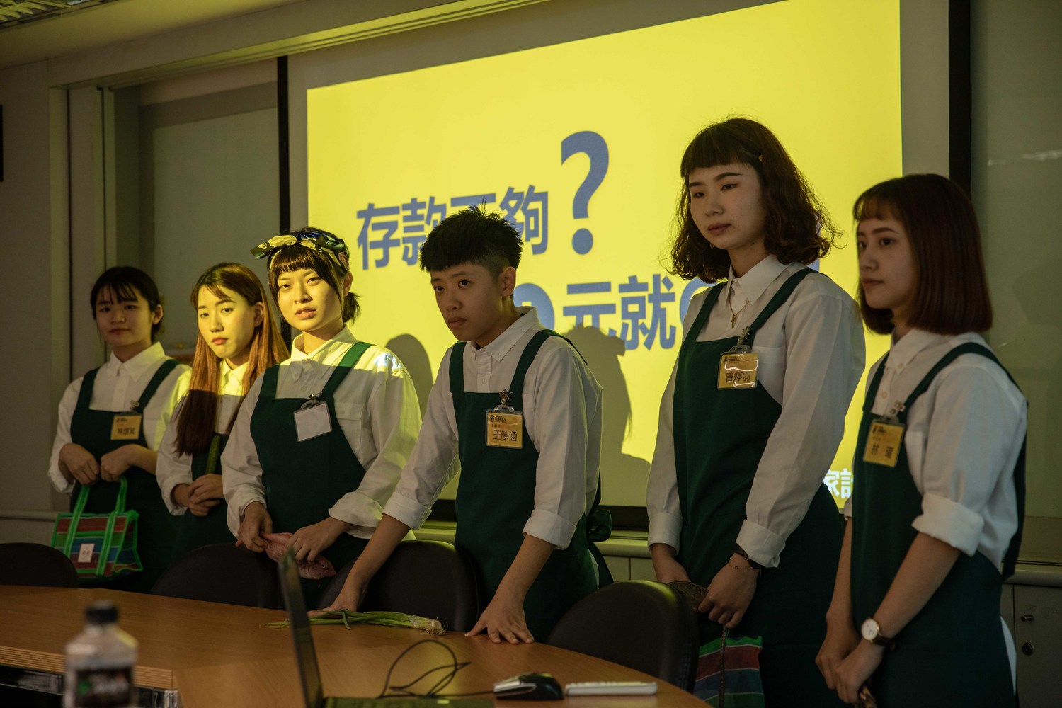 2020新北校園廣告人參賽同學用心打扮成月嫂,爭取團隊加分機會。 圖:新北市新聞局提供 2020新北校園廣告人參賽同學用心打扮成月嫂,爭取團隊加分機會。 圖:新北市新聞局提供