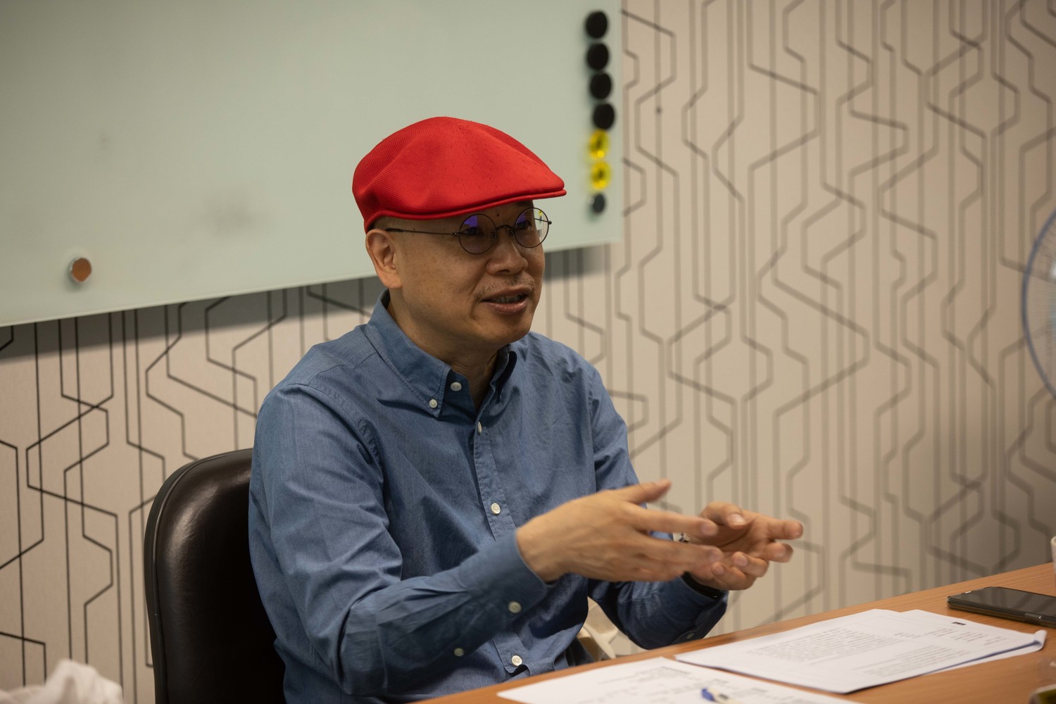 評審聯廣傳播集團創意長狄運昌向學生建議如何精進腳本。 圖:新北市新聞局提供 評審聯廣傳播集團創意長狄運昌向學生建議如何精進腳本。 圖:新北市新聞局提供