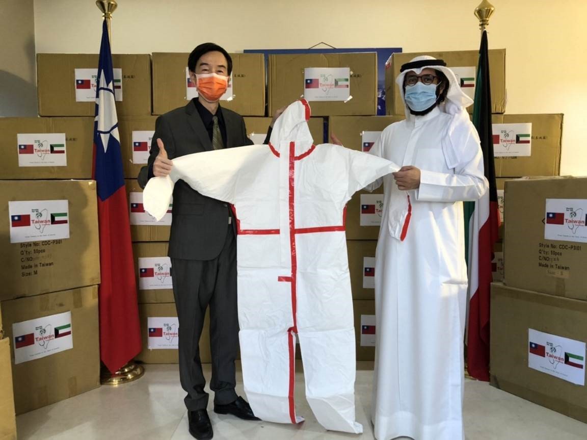 我政府援贈之高品質防護衣獲Salman親王大力稱讚。 圖：駐科威特代表處／提供