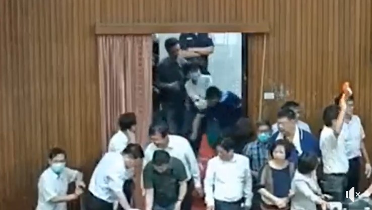 國民黨立委洪孟楷控訴民進黨立委吳秉叡從後方勒住脖子,形同殺人,要求民進黨主席蔡英文致歉。 圖:翻攝自洪孟楷臉書 國民黨立委洪孟楷控訴民進黨立委吳秉叡從後方勒住脖子,形同殺人,要求民進黨主席蔡英文致歉。 圖:翻攝自洪孟楷臉書