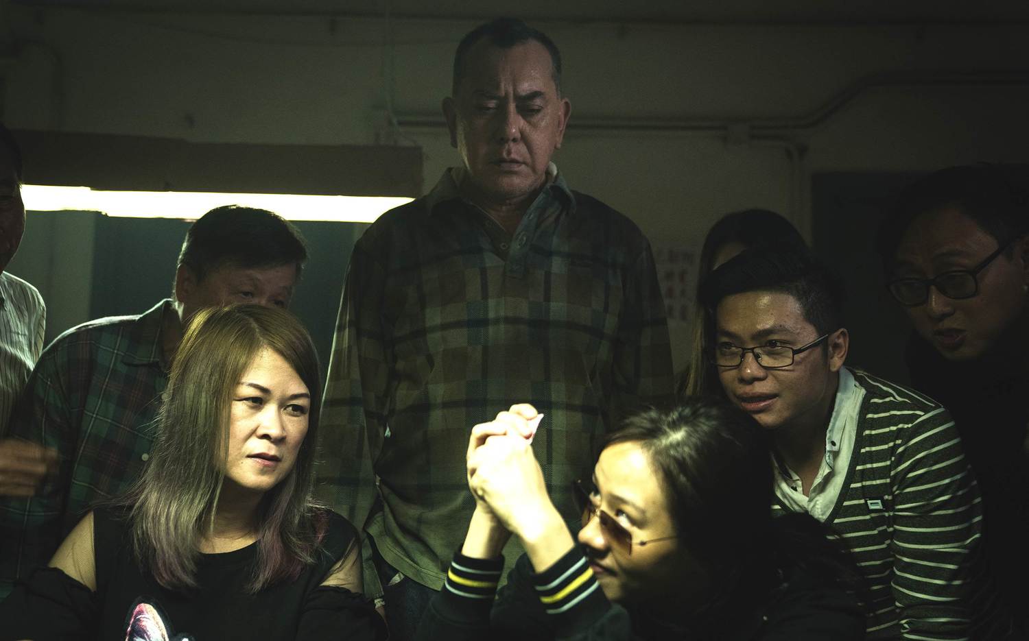 黃秋生(左4後)與林嘉欣(左5前)在新作品中飾演一對疑似殺子詐保的夫妻。 圖:華映娛樂/提供 黃秋生(左4後)與林嘉欣(左5前)在新作品中飾演一對疑似殺子詐保的夫妻。 圖:華映娛樂/提供