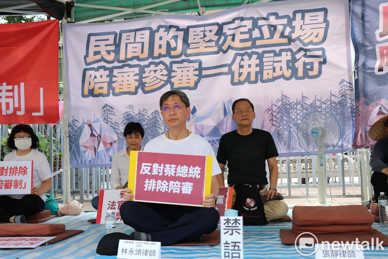 聯盟自6月29日於立法院外進行靜坐,抗議民進黨立院黨團將國民參與刑事審判法案排入臨時會議程,今天進入第3天。 圖:謝孟華/攝 聯盟自6月29日於立法院外進行靜坐,抗議民進黨立院黨團將國民參與刑事審判法案排入臨時會議程,今天進入第3天。 圖:謝孟華/攝