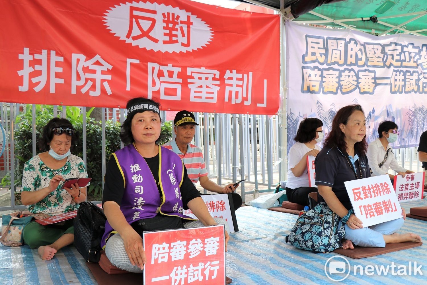聯盟自6月29日於立法院外進行靜坐,抗議民進黨立院黨團將國民參與刑事審判法案排入臨時會議程,今天進入第3天。 圖:謝孟華/攝 聯盟自6月29日於立法院外進行靜坐,抗議民進黨立院黨團將國民參與刑事審判法案排入臨時會議程,今天進入第3天。 圖:謝孟華/攝