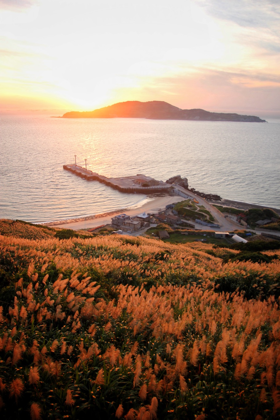 馬祖連江縣莒光鄉分成東莒與西莒兩個島嶼,這是夕陽時分的西莒島。 圖:Jen攝影/提供 馬祖連江縣莒光鄉分成東莒與西莒兩個島嶼,這是夕陽時分的西莒島。 圖:Jen攝影/提供