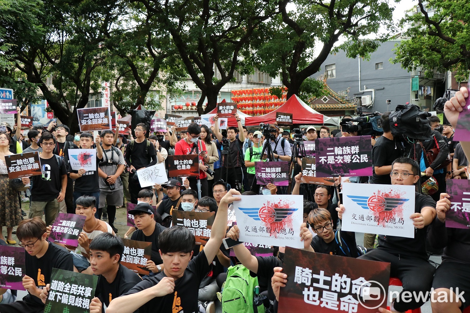 現場聚集數百名群眾,要求公路總局給出具體回應。 圖:謝孟華/攝 現場聚集數百名群眾,要求公路總局給出具體回應。 圖:謝孟華/攝