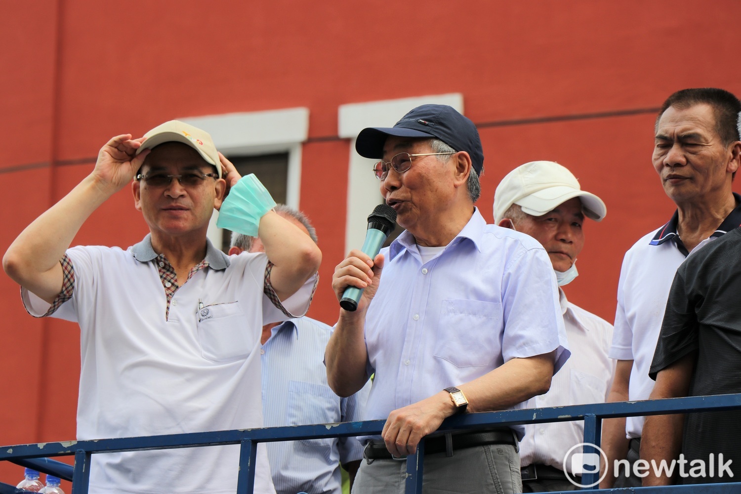反消滅水利會自救會總會至立法院外抗議,桃園農田水利會長黃金春聲援。台上說話者包括蘇煥智(左一)、陳昭南(左二) 圖:謝孟華/攝 反消滅水利會自救會總會至立法院外抗議,桃園農田水利會長黃金春聲援。台上說話者包括蘇煥智(左一)、陳昭南(左二) 圖:謝孟華/攝